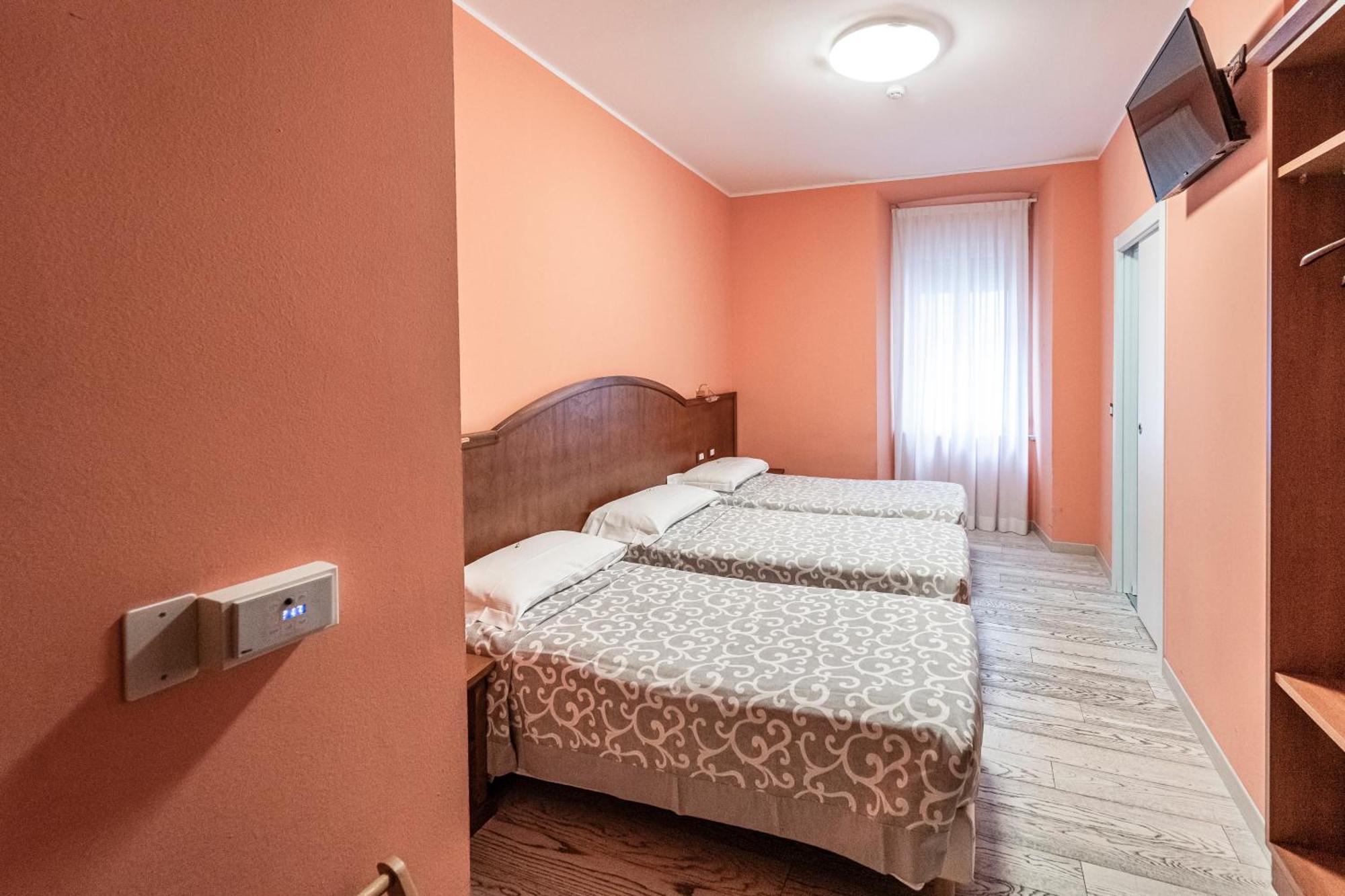 Hotel Italia ตรีเอสเต ภายนอก รูปภาพ